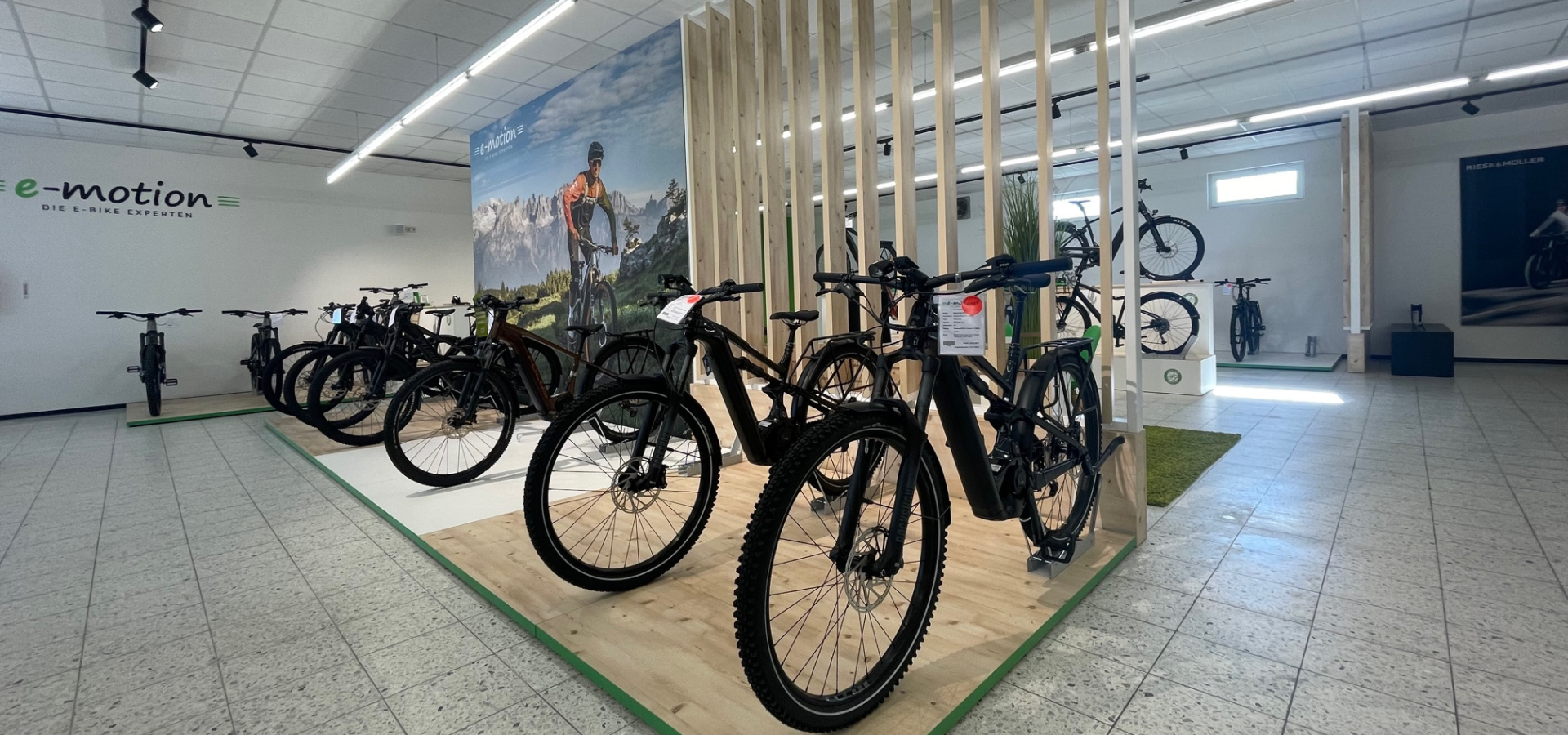 Die neue Verkaufsfläche der E-Bike Experten in Adelsdorf überzeugt durch dynamische Imagebilder, der vorhandene Raum wurde bei der Umgestaltung durch Schemberg Ladenbau perfekt genutzt.