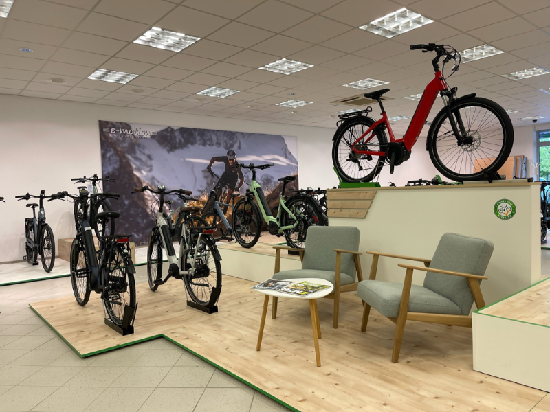 Im neuen e-motion E-Bike Store im Inntal wurden speziell geplante Beratungsecken integriert, die Umsetzung des Stores erfolgte durch Schemberg Ladenbau.