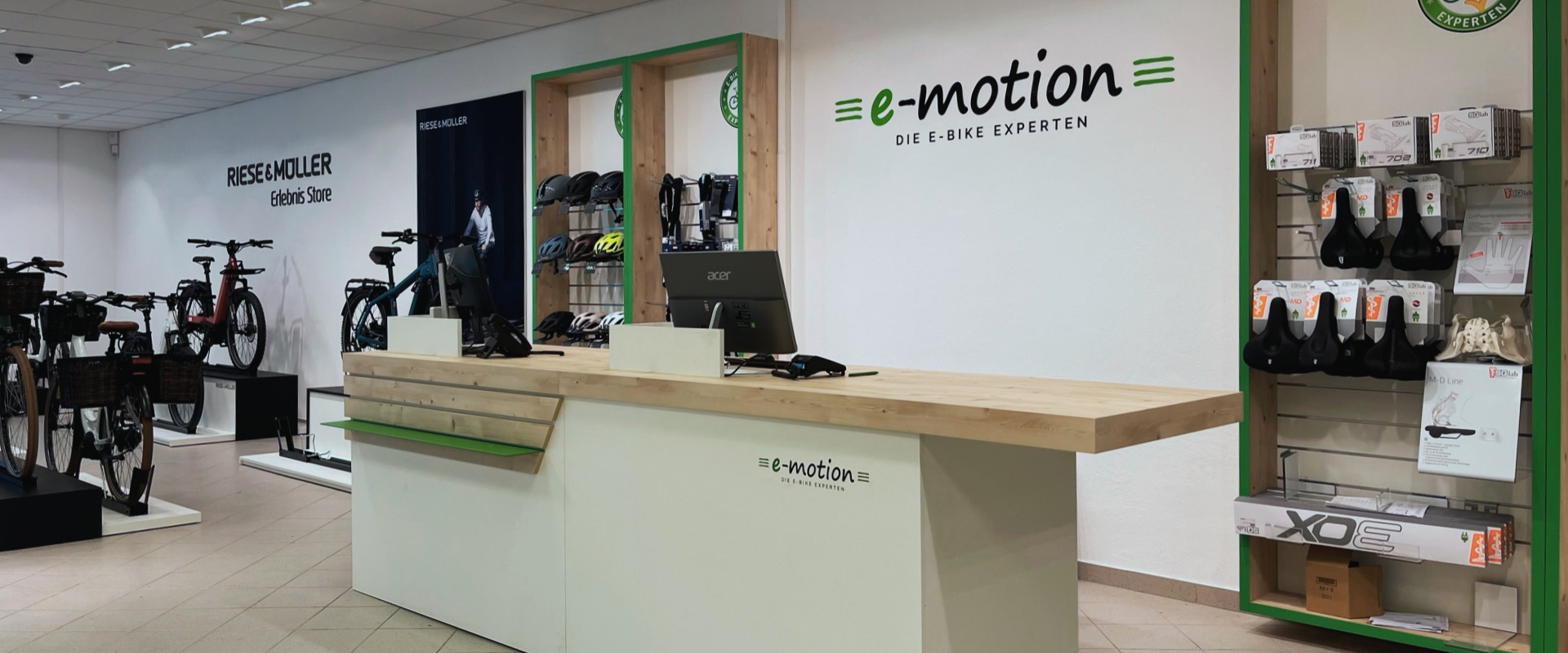 Der Kassenbereich in dem von Schemberg Ladenbau umgestalteten neuen e-motion E-Bike Store im Inntal.