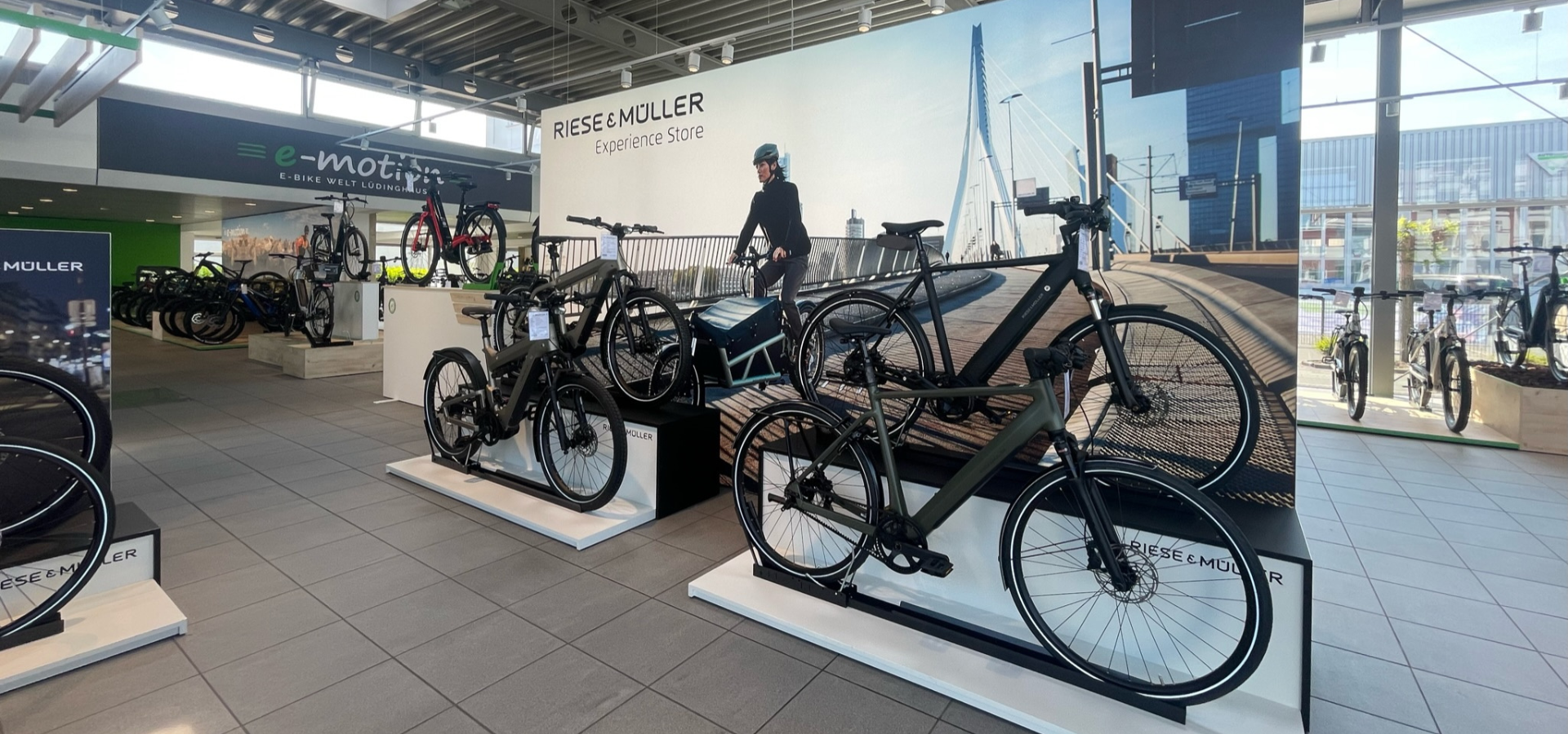 Die von Schemberg Ladenbau neu geplante e-motion E-Bike Welt in Lüdinghausen umfasst eine speziell gestaltete Präsentationsfläche von Riese und Müller.