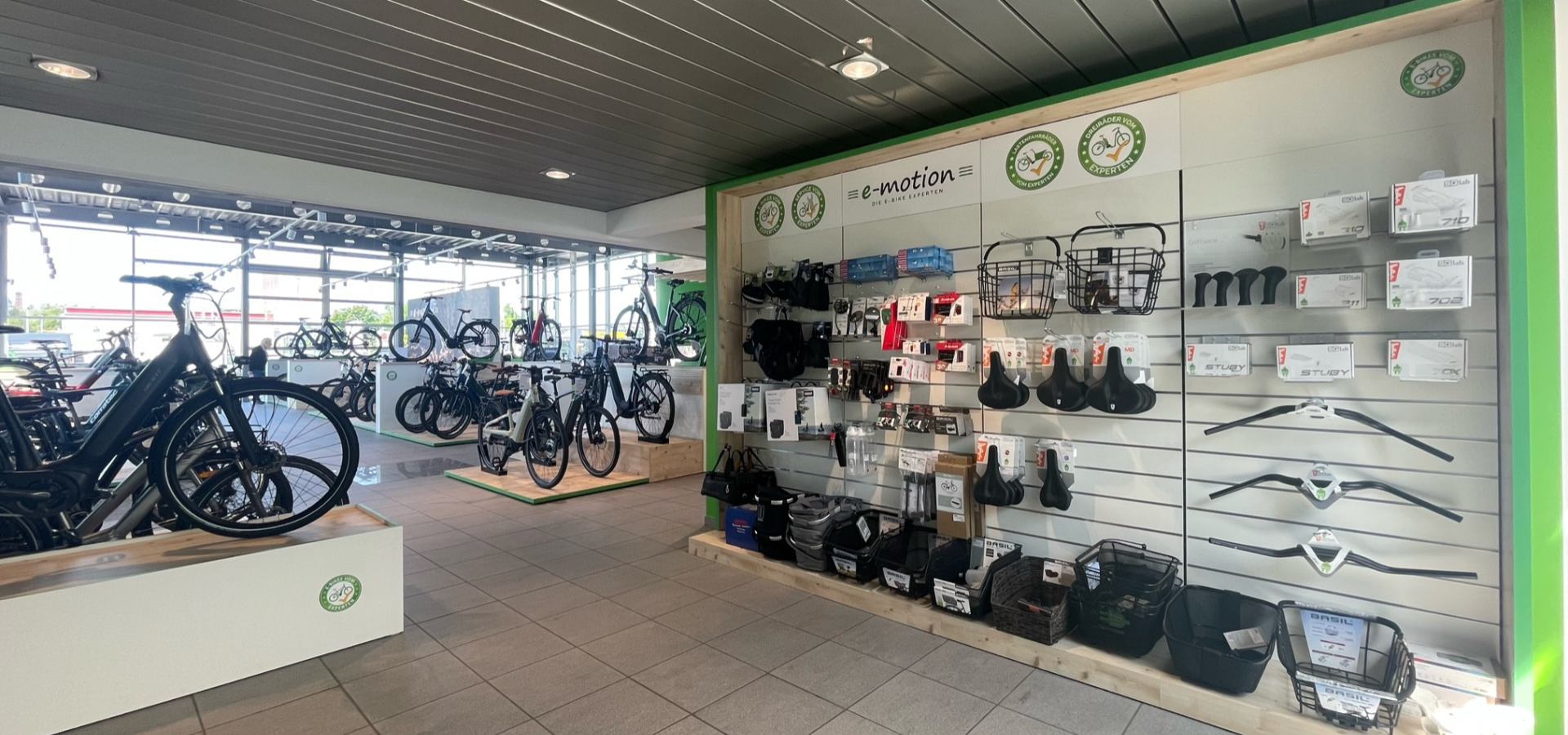 Die neu gestaltete Verkaufsfläche des e-motion E-Bike Stores in Lüdinghausen, umgesetzt von Schemberg Ladenbau, bietet eine beeindruckende Produktvielfalt.