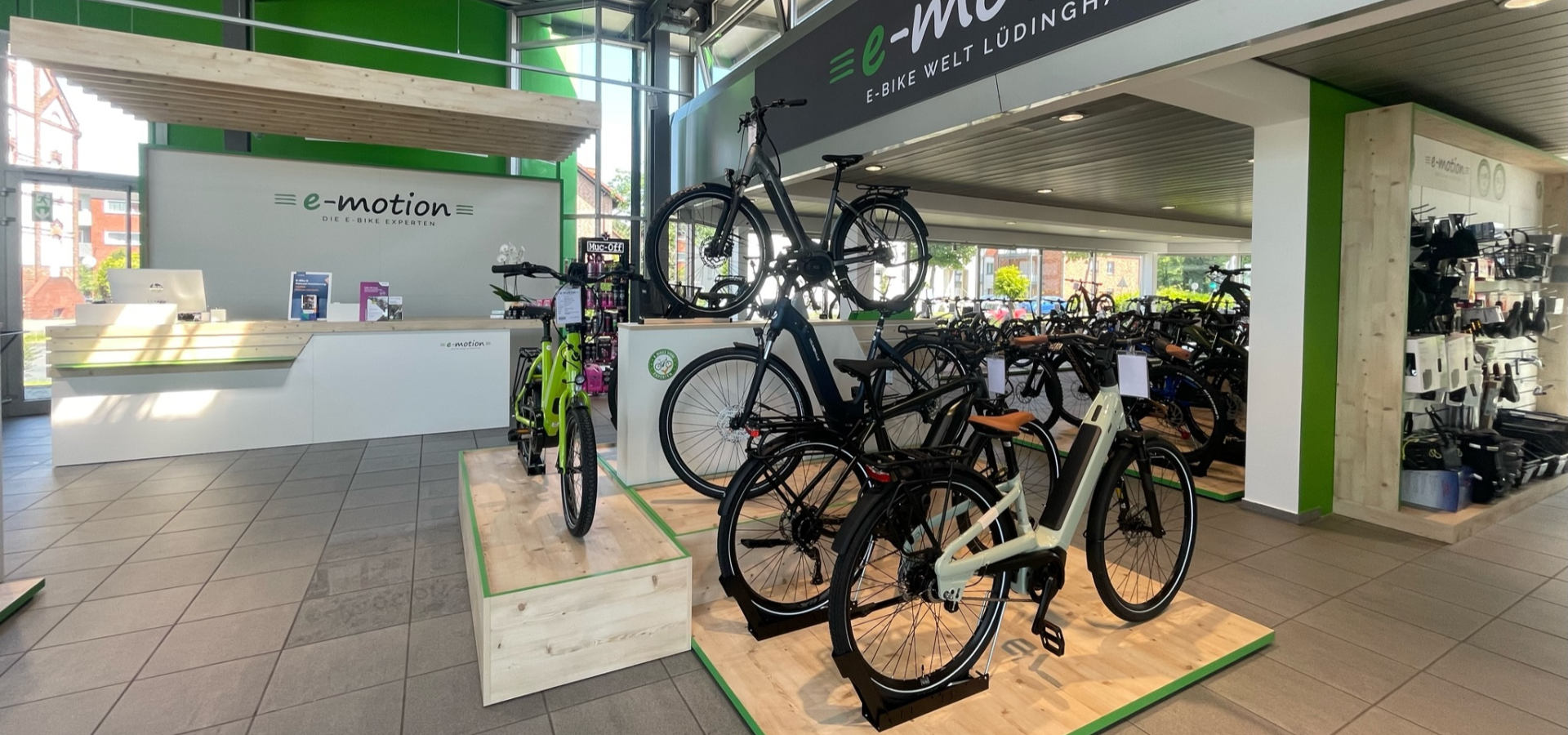 Die neu gestaltete Verkaufsfläche der e-motion e-Bike Welt in Lüdinghausen, geplant und realisiert von Schemberg Ladenbau.