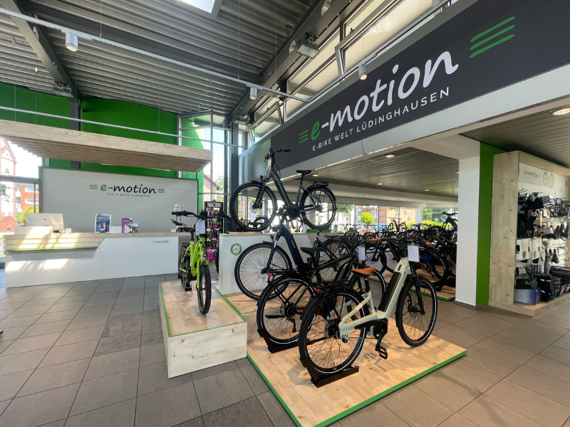 Im neu geplanten e-motion E-Bike Store in Lüdinghausen werden die E-Bikes eindrucksvoll auf verschiedenen Podesten präsentiert, gestaltet von Schemberg Ladenbau.